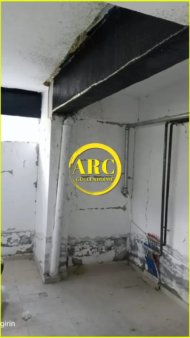 Bodrumdaki bir binanin temel guclendirme calismasi